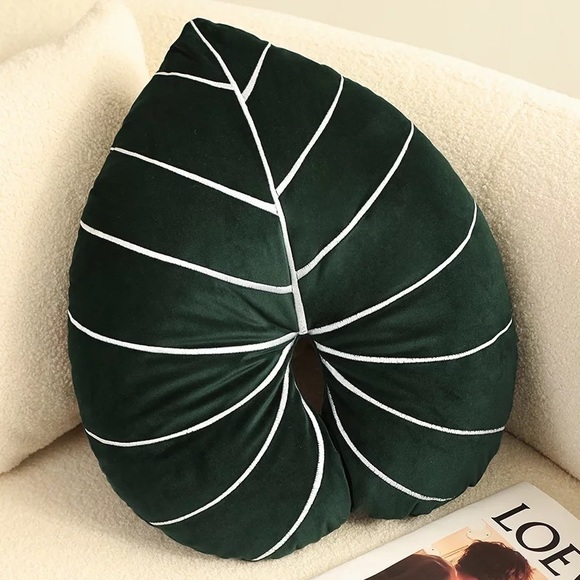 Plant leaf pillow (with insert) - Picture 1 of 4